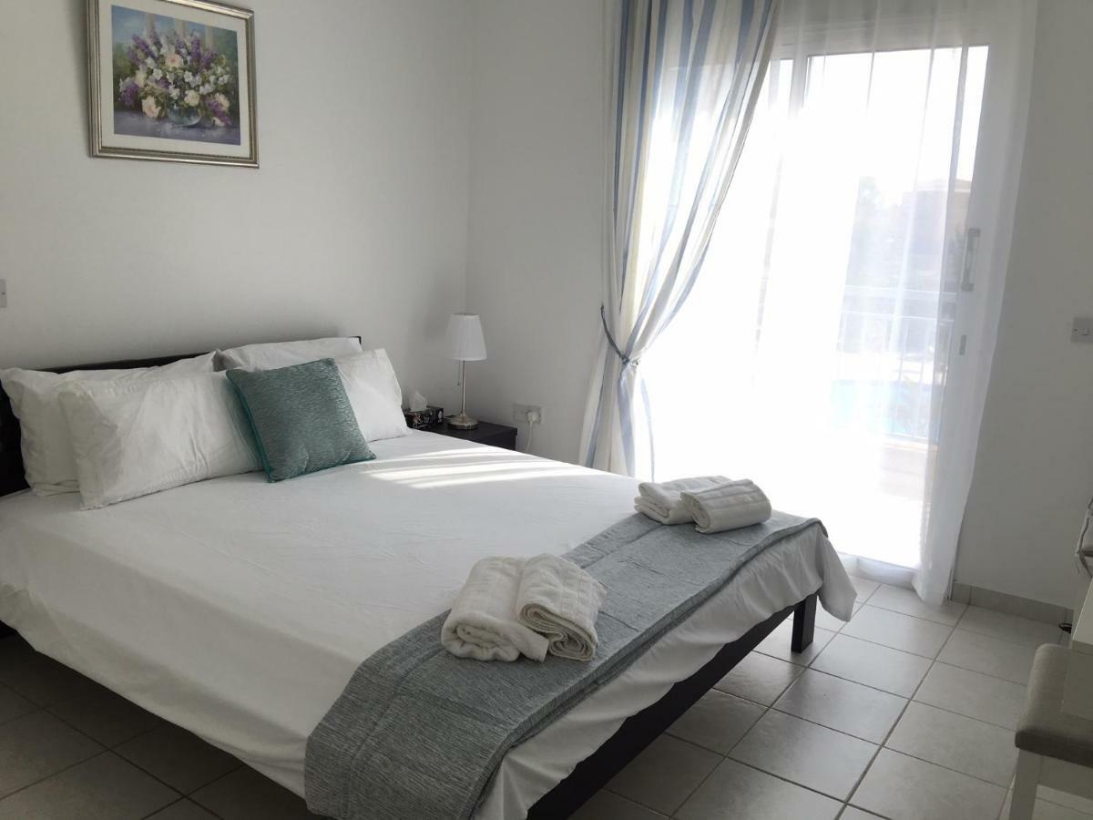 Limnaria Gardens - Modern 1 Bed, Walk To & Shops Apartment Paphos