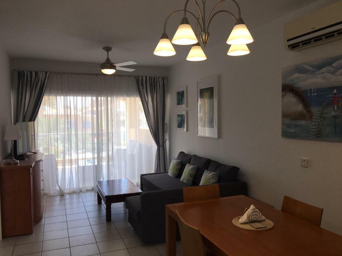 Apartment Limnaria Gardens - Modern 1 Bed, Walk To & Shops Paphos